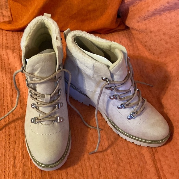 Sonoma Goods For Life Oleen Women’s  Cream colored Water Repellent Boots - Picture 1 of 8